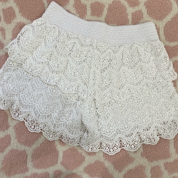 White layered shorts - Picture 3 of 3